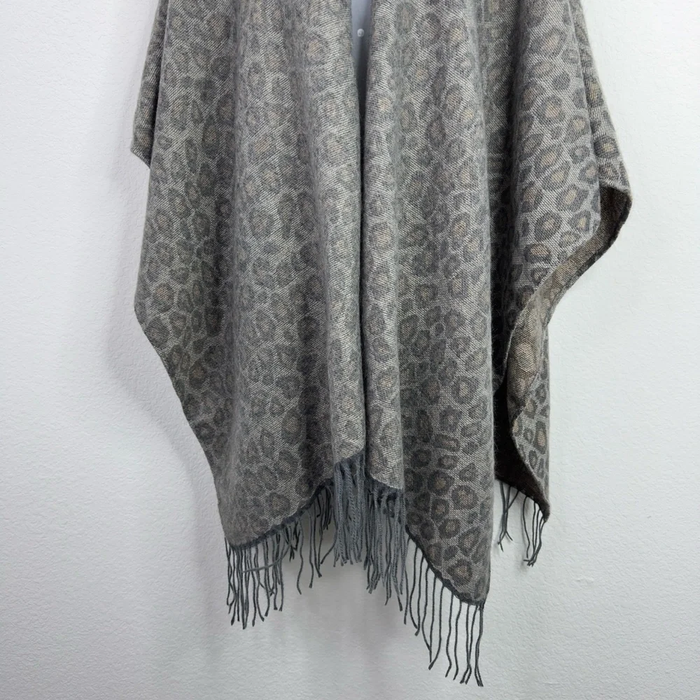 Woolrich Poncho Womens OS Grey Leopard Print Open Front Draped Fringe Boho Shawl